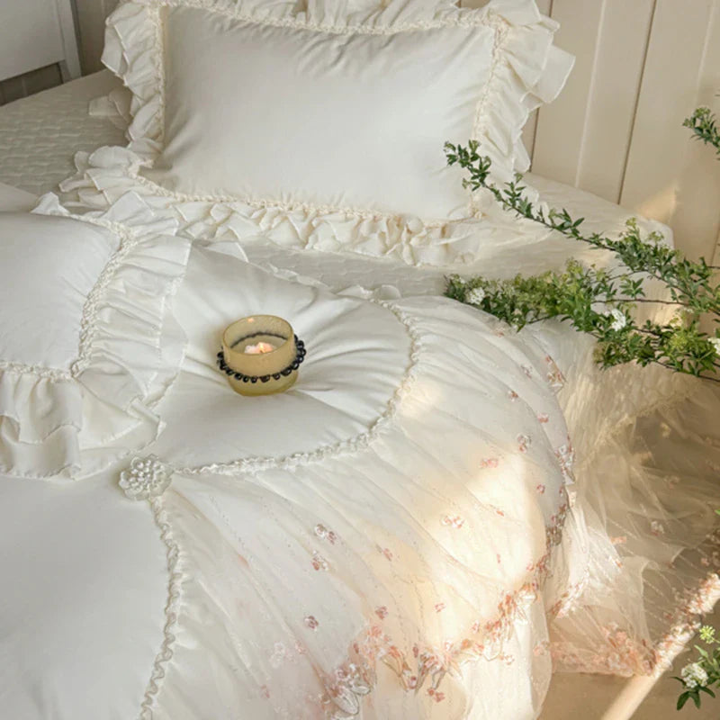 Romantic soft-white lace bedding, 4-piece with quilted bedspread and lace shams — 100% cotton 600TC — romantic bedroom