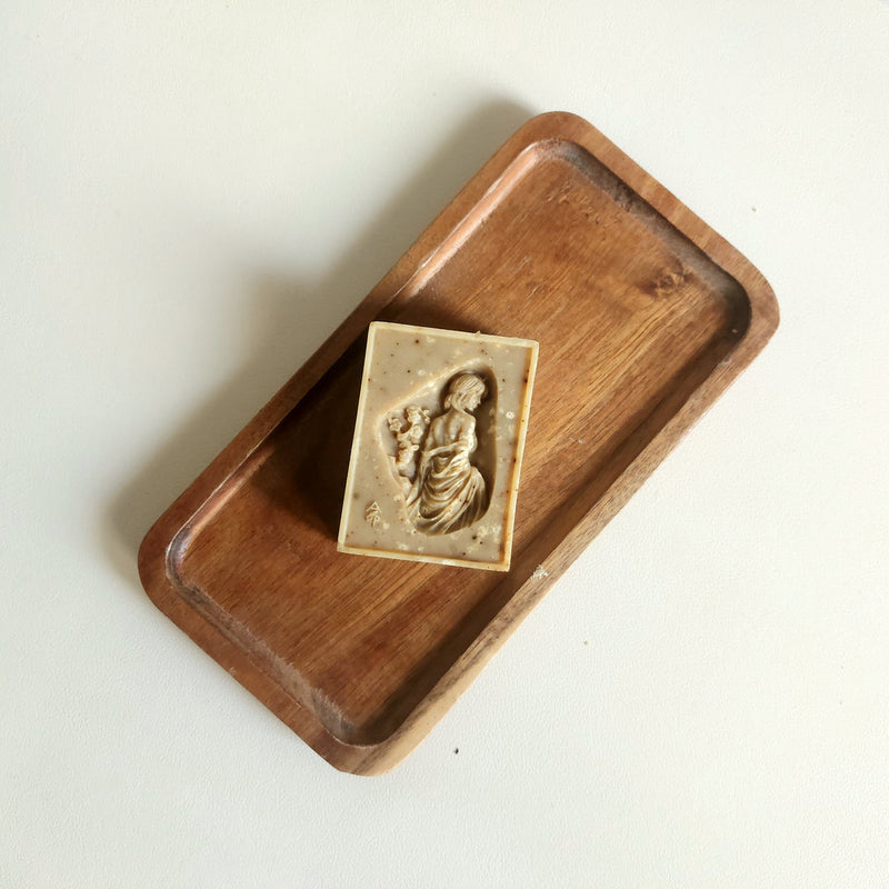 Bee Lavish Soap. Moisturizing natural soap with shea butter, honey, and propolis. Monarchess Natural Luxuries skincare products. Monarchess, Irbid, Amman, Jordan