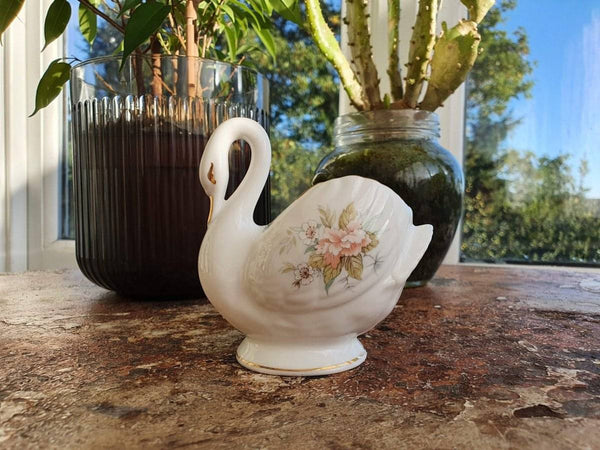 Porcelain Swan candle with Cassis, Rose & Green Tea scent