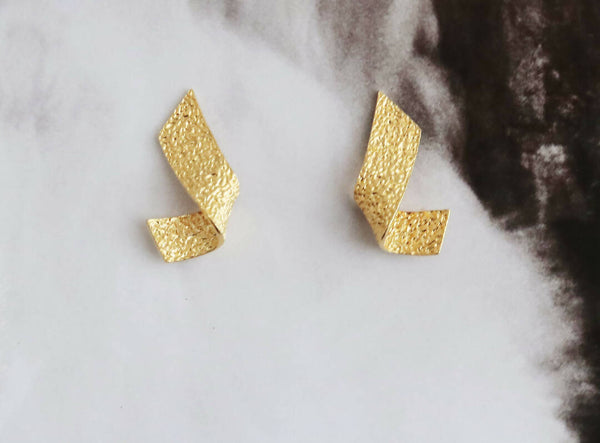 Moon rock twisted earring - gold colour