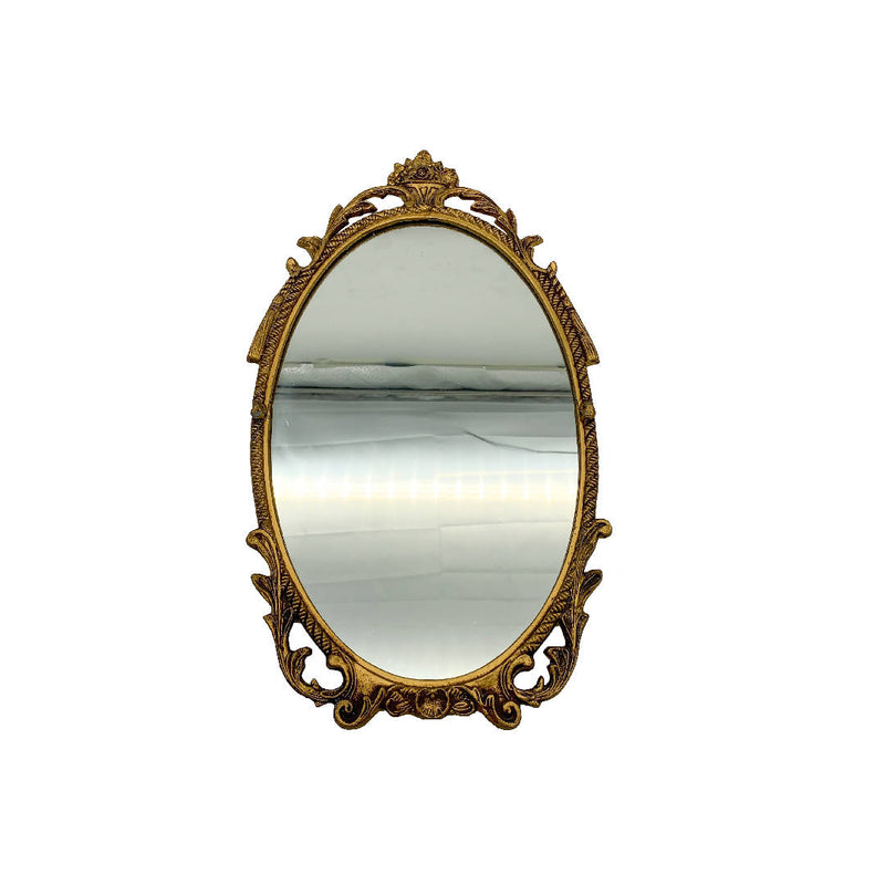 Delightful vintage oval shaped mirror with superb beautiful crafted frame