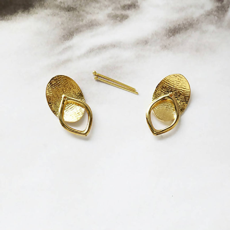Stylized balarine shoes earring - gold colour