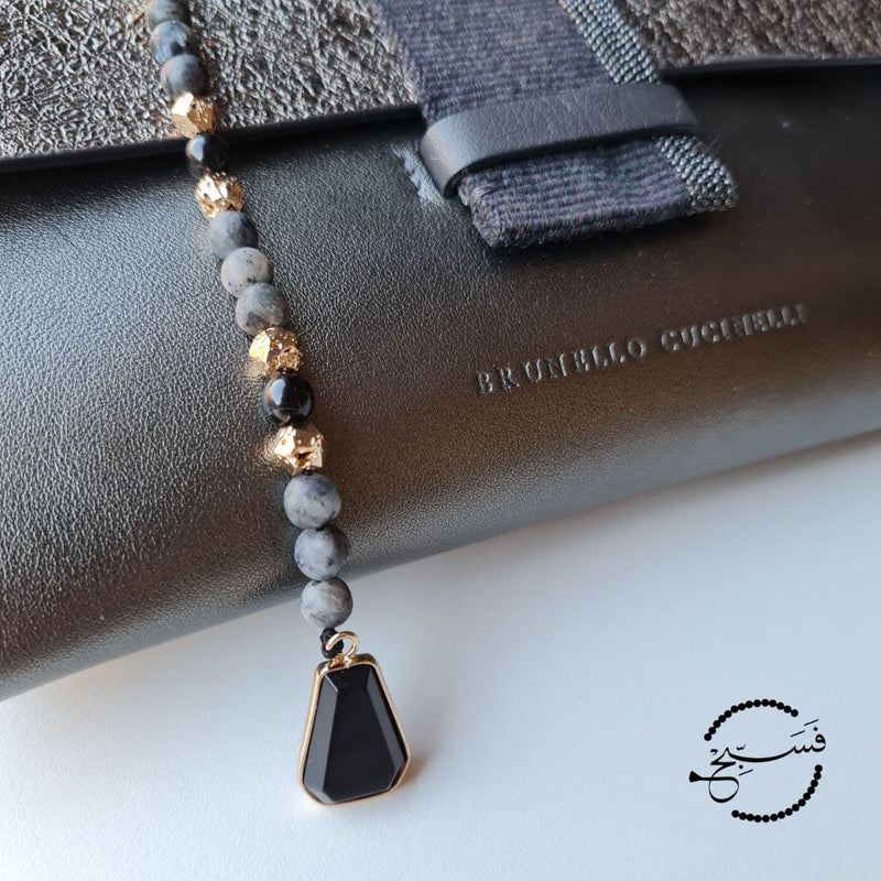 This piece consists of beautiful labradorite and hematite beads combined with a black agate pendant.   33 bead tasbih that can be clipped onto your bag.   Packaged in a luxurious pouch and a gift box.