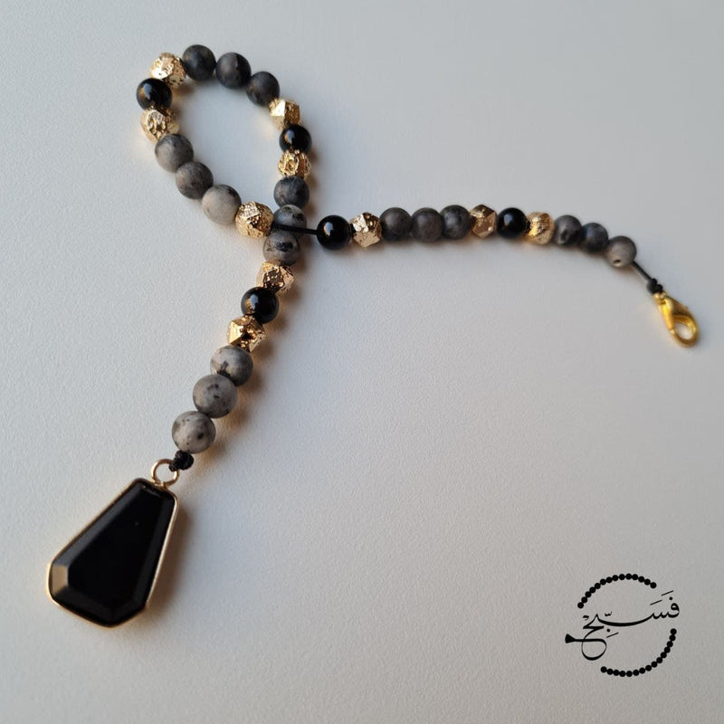 This piece consists of beautiful labradorite and hematite beads combined with a black agate pendant.   33 bead tasbih that can be clipped onto your bag.   Packaged in a luxurious pouch and a gift box.