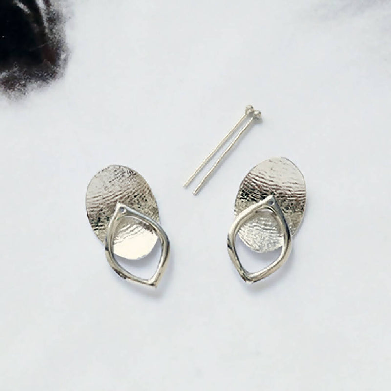 Stylized balarine shoes earring - silver colour